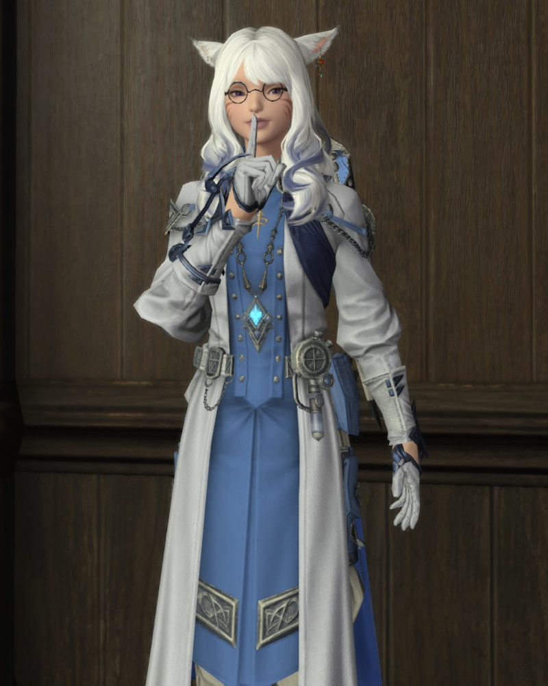 Lim'ca, eine weißhaarige Miqo'te steht vor einer hölzernen Wand und hat den Finger vor dem Mund. Sie trägt die Weisen-Ausrüstung Stufe 89, Aus dem Spiel Final Fantasy XIV von Square Enix