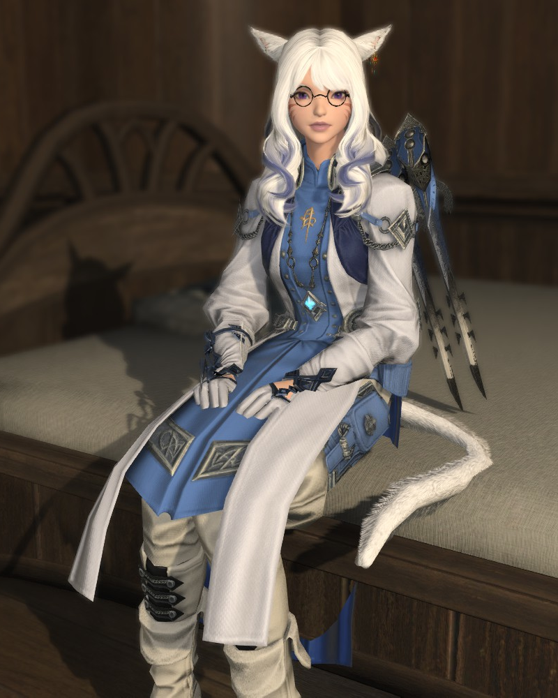 Lim'ca, eine weißhaarige Miqo'te, sitzt auf dem Bett des Traumbaums, der Gaststätte in Gridania. Sie trägt die Weisen-Ausrüstung Stufe 89 in Weiß und Raptorblau. Aus dem Spiel Final Fantasy XIV von Square Enix